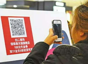 男生首个走出考场，用手机狂拍家长，一次关于教育、期待与情感的瞬间