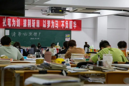 邵阳一考点，600余学子逆水前行，勇赴考场